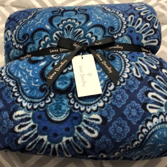 NWT! Vera Bradley throw blanket! - Picture 4 of 8